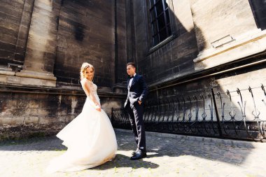 Gelini onu damadı önünde duruyor ve damat el ele tutuşsun 