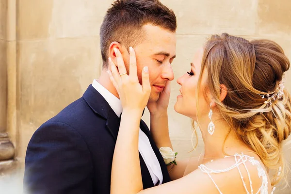 Egy házaspár newlywed részlete, a menyasszony a vőlegény ölelést a h — Stock Fotó