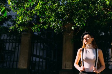 arka plan o karşı kamera lensi baştan çıkarıcı kız bakar