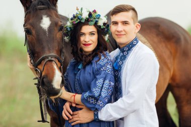 güzel bir çift at yakınındaki şenlikli giyim standları ve