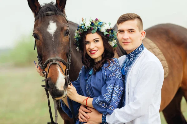 Couple Amoureux Tenue Fête Tient Près Cheval Regarde Objectif Caméra — Photo