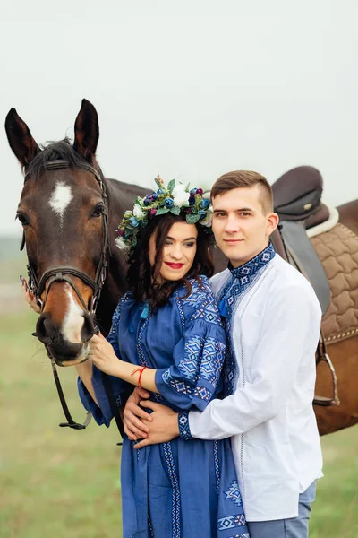 男友抱着一个梦想中的女朋友, 他拿着一匹马 — 图库照片