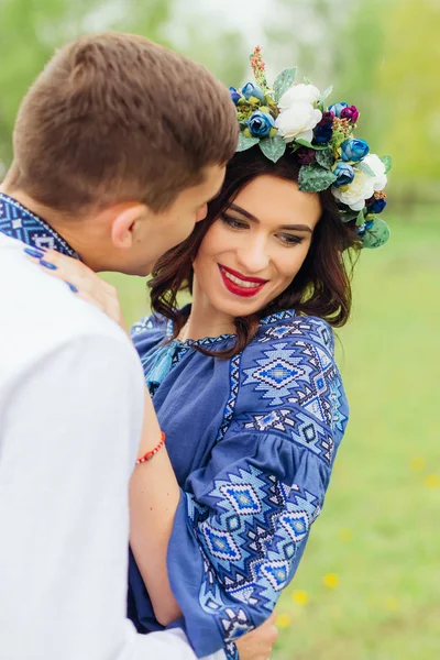 Man Wil Haar Mooi Meisje Kussen Met Een Zachte Make — Stockfoto