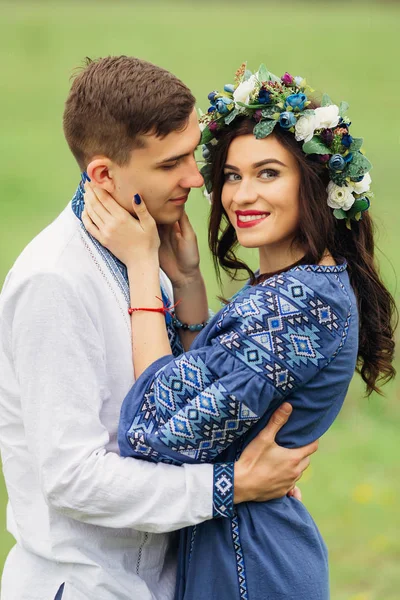 一个漂亮的年轻夫妇在刺绣衣服花了一个愉快的 — 图库照片