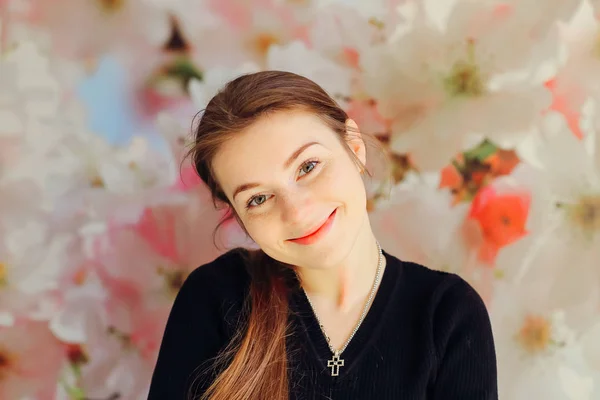 Piękna Dziewczyna Czarnym Swetrze Słodkie Uśmiechy Tle Kolorowe Ściany — Zdjęcie stockowe