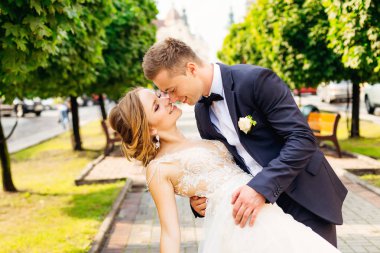 damat gelini eğildi ve gözleri kapalı ve istediğiniz 