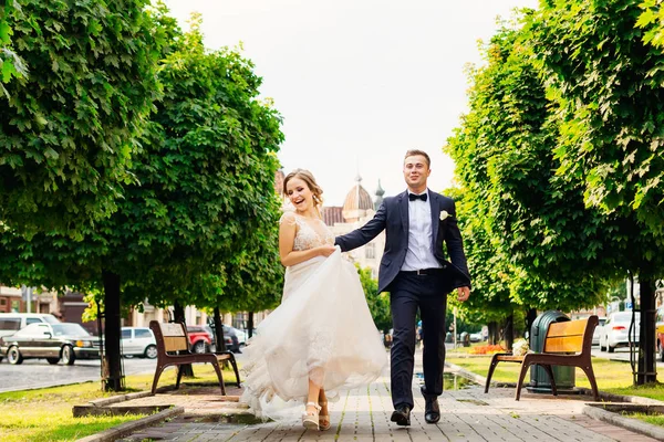 Los recién casados se divierten pasando su tiempo en una hermosa ciudad —  Fotos de Stock