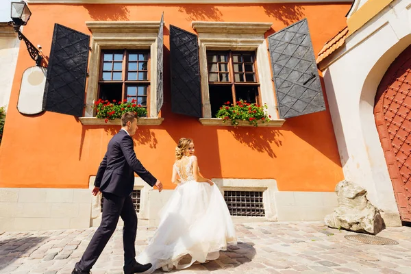 Nevěsta utekl od ženicha na krásný slunečný den v blízkosti být — Stock fotografie