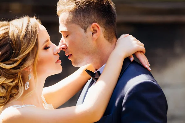 Sposi Piedi Faccia Faccia Chiusi Gli Occhi Vogliono Baciare — Foto Stock