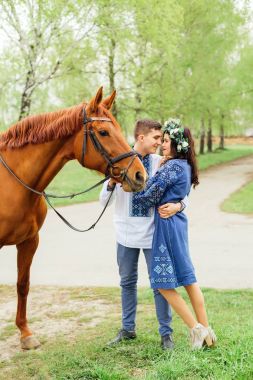 Birbirimizi ve th bak birkaç içinde sevgi tutkulu kucaklama