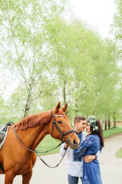 Adam makul güzel kızı hugs ve bir at tutan bir