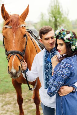 Canım adam başına bir kız arkadaşım bir çelengi ile hugs ve tutar 