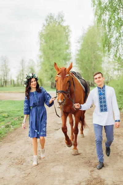 Erkek ve kız arkadaşı ile bir at yürürken iyi eğlenceler