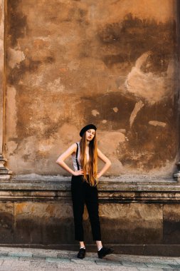 th tarafından ayakta şık siyah-beyaz giysili güzel kızı