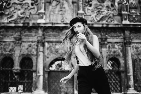 Muchacha Con Pelo Largo Que Salta Por Calle Fondo Edificio —  Fotos de Stock