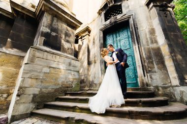 Yüz yüze ayakta merdivenlerde yeni evliler yakınındaki bir binada wi