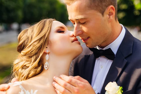 Close Van Jonggehuwden Die Hun Ogen Gesloten Wil Zoenen — Stockfoto