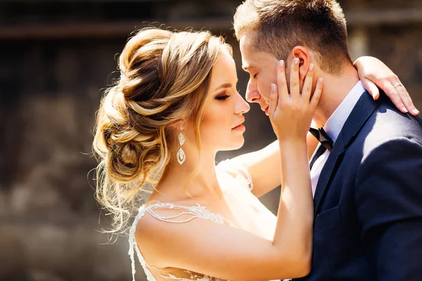Närbild av bruden med vacker frisyr och makeup skonsamt — Stockfoto