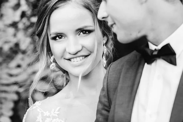 Close-up of the bride with makeup and chic earrings standing nex — Stock Photo, Image