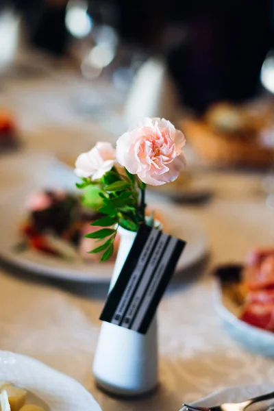 Close-up minimalistic vase with pink roses on the wedding table. — Stock Photo, Image