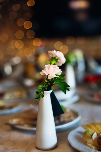 Delikatne róże i elegancki mały wazon na weselne — Zdjęcie stockowe
