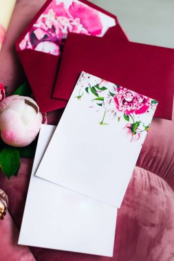 Zarflar ve peonies ile güzel düğün davetiyeleri