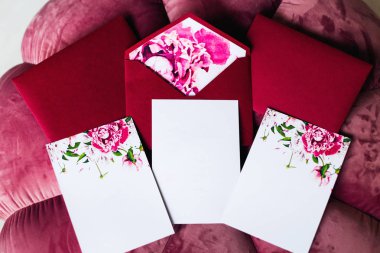 güzel düğün davetiyeleri ve şirin koltuk zarflara