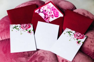 Düğün davetiyeleri ve şirin koltuk zarflara bir close-up