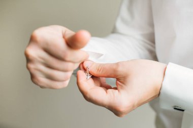 Kol düğmeleri giyen damadın yakın çekim