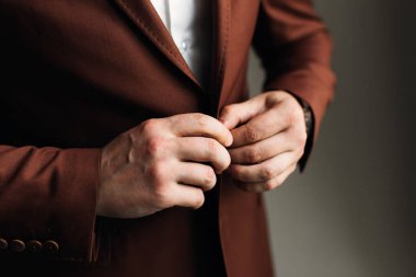 bir şık kahverengi ceket pinching için damat closeup
