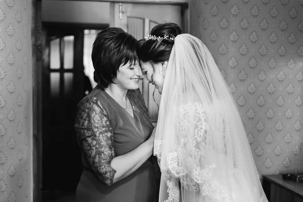 Sposa Abito Bianco Piedi Faccia Faccia Con Mamma Fotografie Bianco — Foto Stock