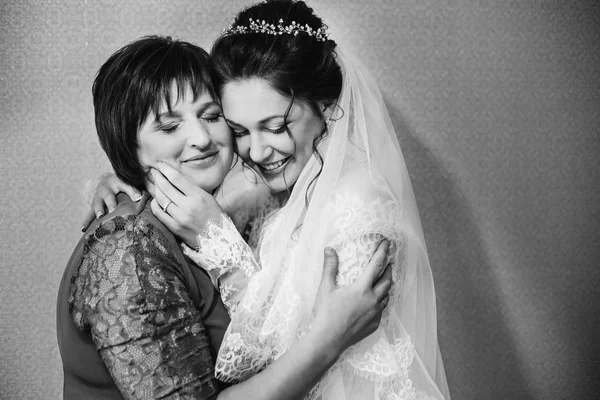 Figlia Che Diventata Sposa Abbraccia Delicatamente Sua Madre Fotografie Bianco — Foto Stock