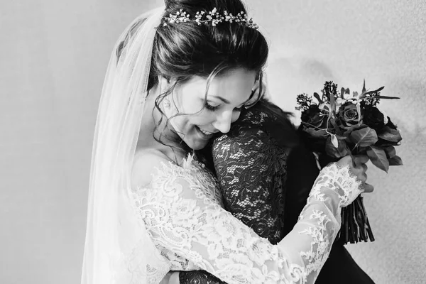 Sposa Con Bouquet Mano Abbraccia Sua Madre Giorno Del Suo — Foto Stock