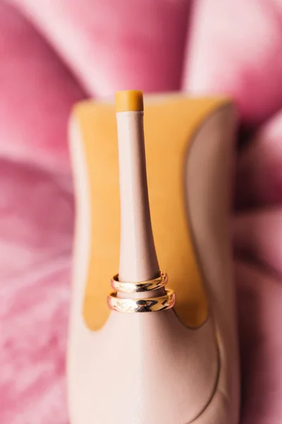 Tacón Alto Zapatos Beige Con Anillos Boda — Foto de Stock