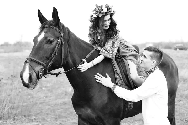 Menina Está Sentada Cavalo Seu Namorado Está Lado Dela Eles — Fotografia de Stock