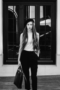 Kız uzun saç konumu olan arka plan üzerinde şık giyinmiş