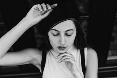 Siyah beyaz fotoğrafçılığa gözlerini kapatan bir kızın yakın çekim yüzü