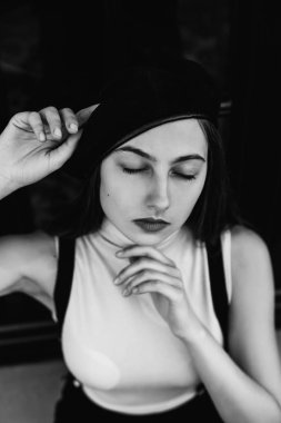 güzel bir yüzün onun ey kapatan genç bir kızın yönleri