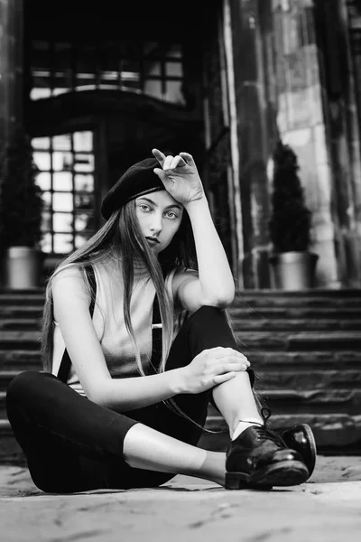 Das Mädchen Stilvoller Pose Blickt Auf Einem Schwarz Weiß Foto — Stockfoto