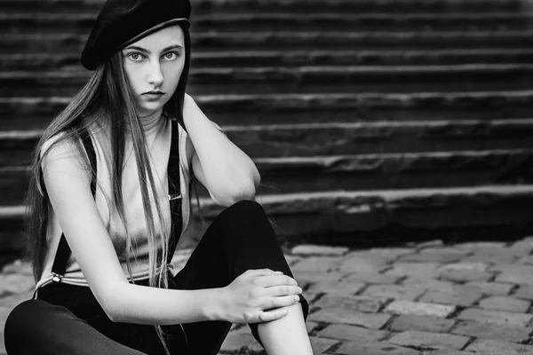 Close-up menina frágil que se senta na calçada no backgrou — Fotografia de Stock