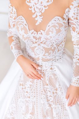 bir gelinlik güzel bir dantel ile ince gelin