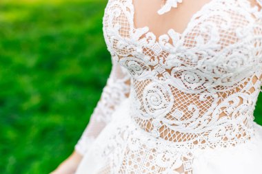 güzel gelin elbise üzerinde çok dantelden. Gelin o duruyor