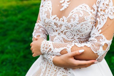 Gelin kendini yeşil çim üzerinde duran kucaklayan