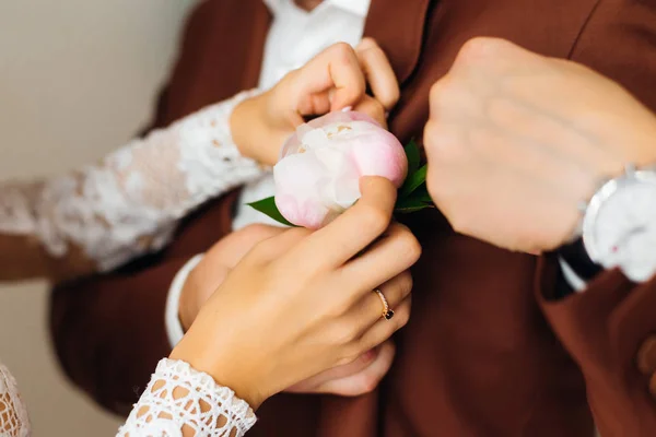 Menyasszony Rögzíti Egy Gyönyörű Bazsarózsa Kabátot Vőlegény — Stock Fotó