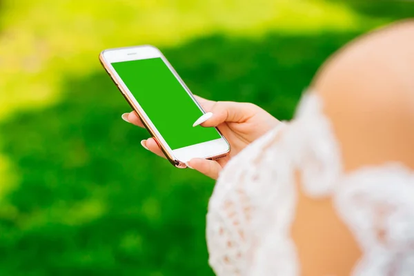 Sposa Piedi Nel Cortile Guardando Suo Telefono Schermo Verde Sullo — Foto Stock