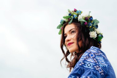 Kafasında çelenk olan güzel bir kızın yakın çekimi.