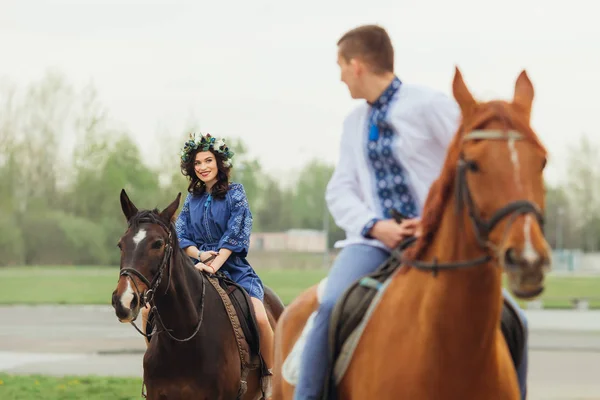 Cara Cavalo Montando Frente Olhando Sobre Seu Ombro Para Sua — Fotografia de Stock