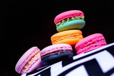 krem renkli macaroons