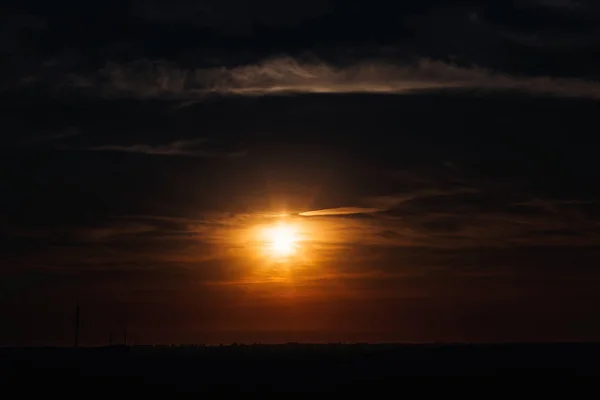 Belo Pôr Sol Sobre Prado Silhuetas Distantes Árvores — Fotografia de Stock