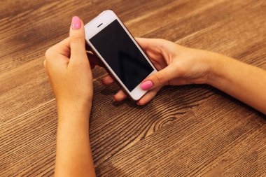 büyük bir ekran ile bir telefon elinde tutan kadın el